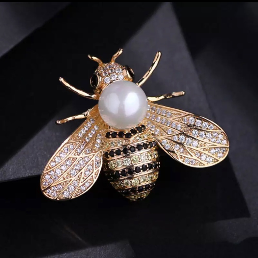 Black-Tailed Queen Bee with Pearl Luxury Gift Set